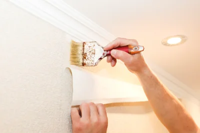 Pose de papier peint à la Roche-Maurice — revêtements muraux et toiles de verre